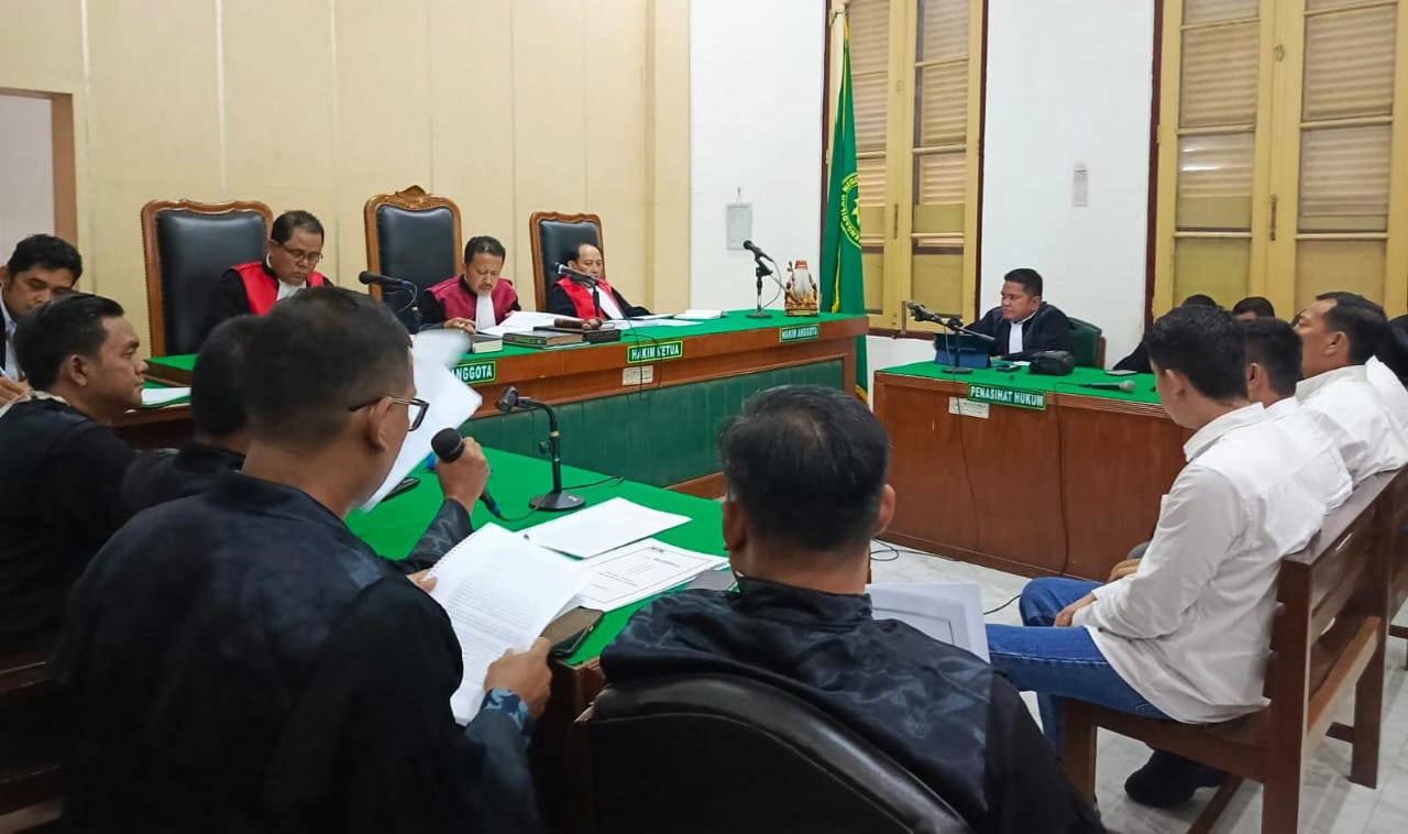 SIDANG PERDANA:  Wakil Ketua DPRD Labuhanbatu bersama 3 terdakwa lainnya, menjalani sidang perdana di Pengadilan Tipikor Medan, Senin (1/4).