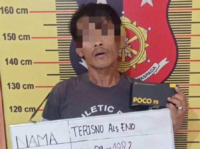 DIAMANKAN:  Terisno  saat diamankan di Polsek Belawan.