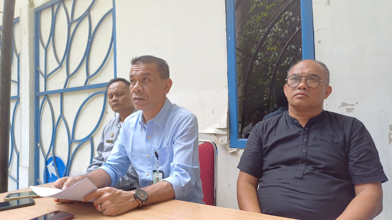DIDAMPINGI: Kadis Perhubungan Kota Medan, Iswar Lubis (tengah) didampingi Sekretaris Suriyono (kanan) dan Kabid LLA Ami Kholis (kiri).(Markus Pasaribu)