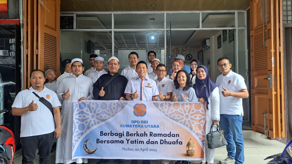 PAKET SEMBAKO: Ketua DPD REI Sumut, Ir. Andi Atmoko Panggabean didampingi Sekjen DPD REI Sumut, Ir. H Reza Sirait MAP beserta pengurus memberi paket sembako secara simbolis di kantor DPD REI Sumut.