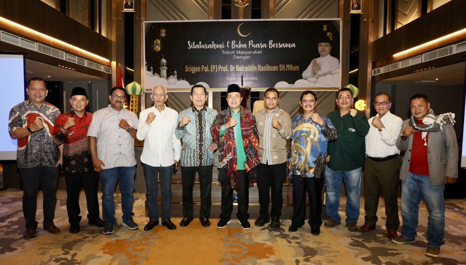 BERSAMA: Stafsus Mendagri Bidang Pemerintahan Desa dan Pembangunan Perbatasan Hoiruddin Hasibuan bersama lintas etnis di Medan. (dok. Pribadi)