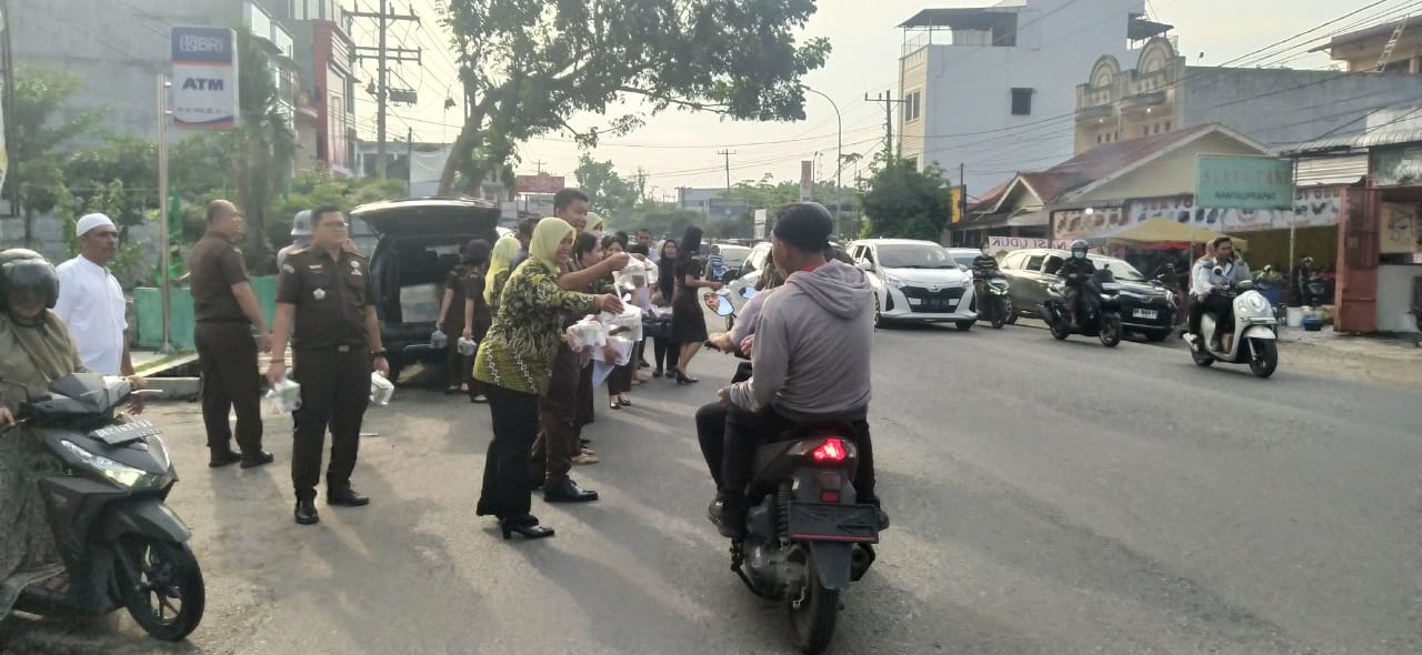 BAGIKAN: Kajari Labuhanbatu, Furkonsyah Lubis memimpin langsung pembagian 300-an takjil bukaan puasa, (fajar)
