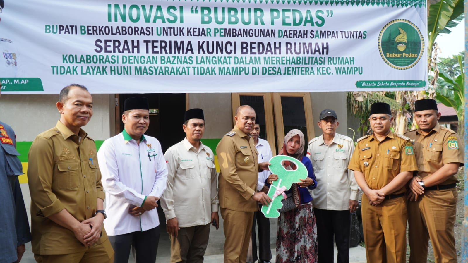 SERAHKAN: Pj Bupati Langkat, H M Faisal Hasrimy saat menyerahkan kunci bedah rumah kepada masyarakat di Kecamatan Wampu.Diskominfo Langkat/Sumut Pos.