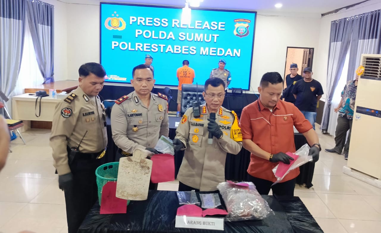 PAPARKAN: Kapolrestabes Medan memaparkan kasus anak bunuh ibu kandung, Kamis (4/4).