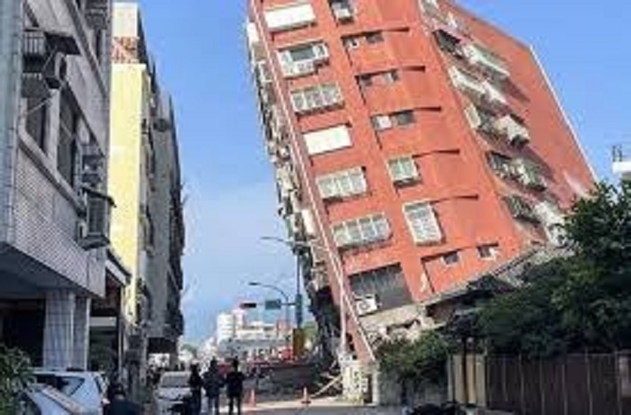 MIRING: Sebuah gedung miring pasca gempa berkekuatan 7 skala Richter menguncang Taiwan.
