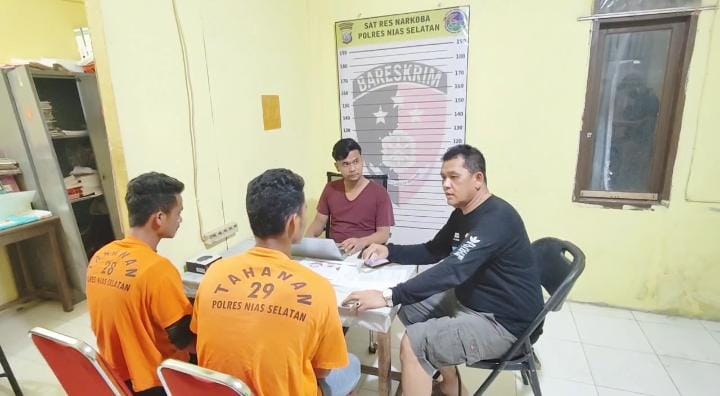 DIINTEROGASI: Kedua tersangka saat diinterogasi.