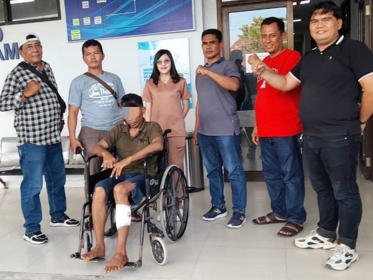 DITEMBAK: Tersangka pencurian duduk dikursi roda setelah ditembak petugas.