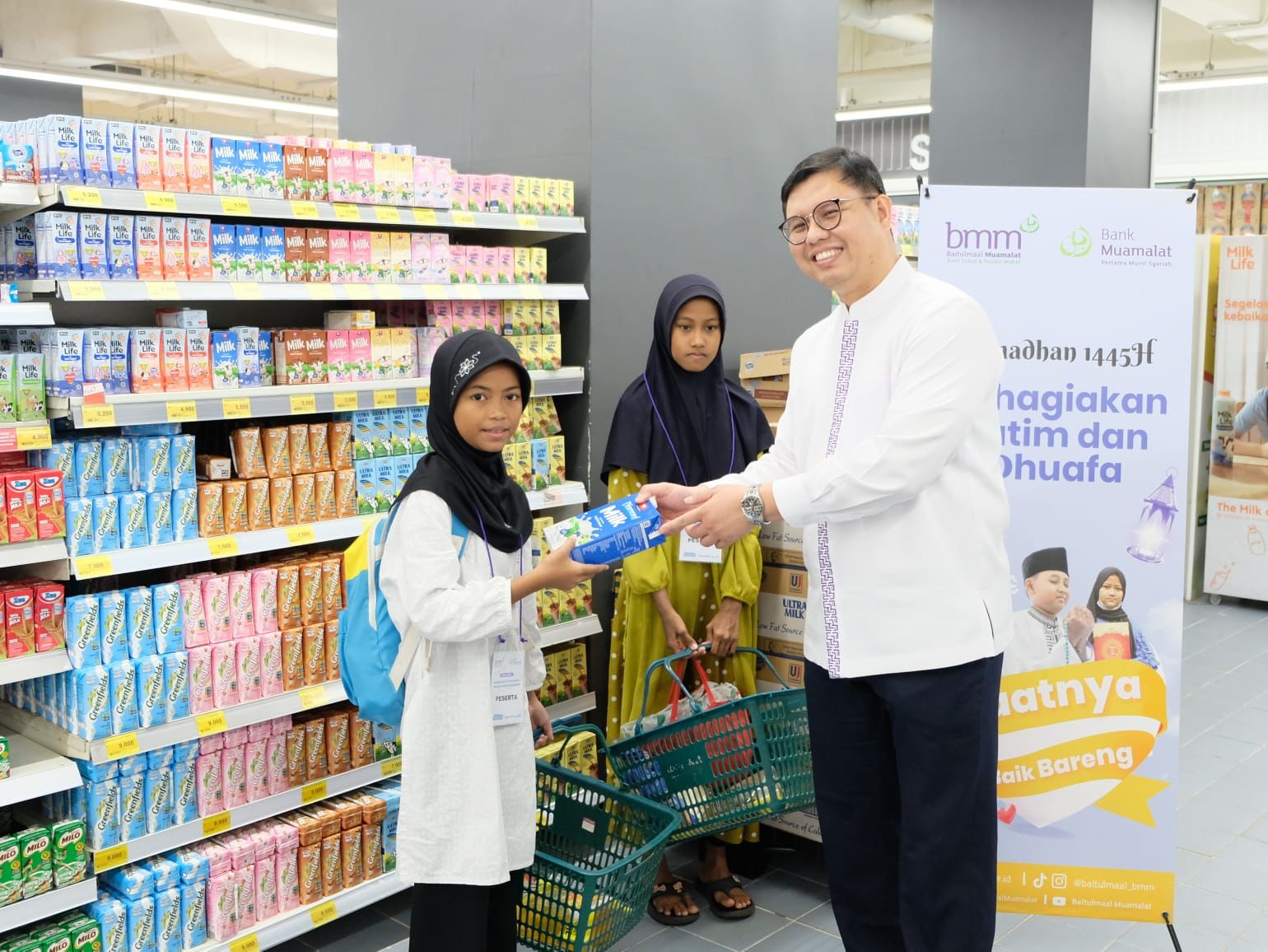 BELANJA: Direktur Utama PT Bank Muamalat Indonesia Tbk Indra Falatehan (kanan) berbelanja bersama anak yatim dan duafa di salah satu pusat perbelanjaan belum lama ini.