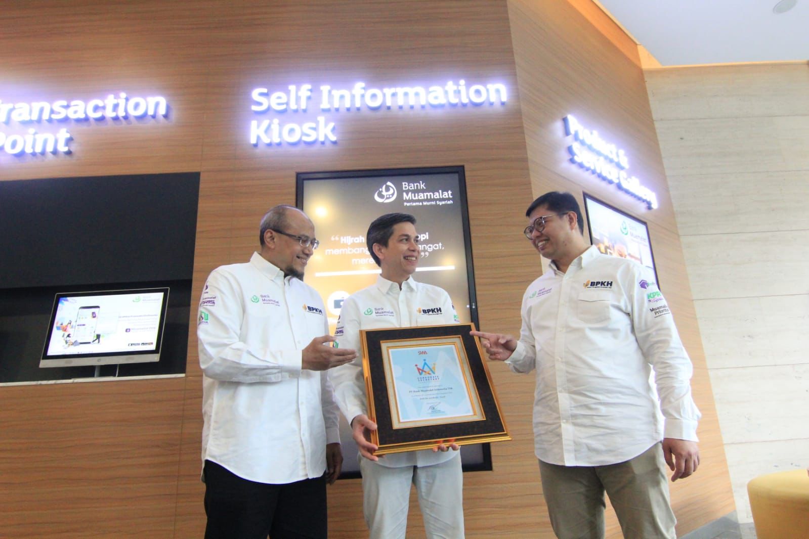 PENGHARGAAN: Direktur Utama PT Bank Muamalat Indonesia Tbk Indra Falatehan (kanan), SEVP Human Capital Bank Muamalat Riksa Prakoso (kiri) dan Sekretaris Perusahaan Bank Muamalat Hayunaji (tengah) .