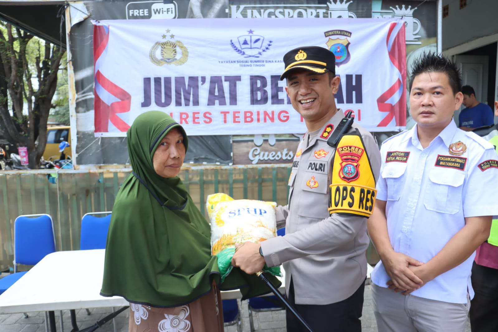 BAGIKAN: Kapolres Tebingtinggi AKBP Andreas Luhut Jaya Tampubolon didampingi Ketua Pokdarkamtibmas Resor Tebingtinggi Anton dan Kasat Binmas AKP BSM Tarigan menyerahkan bantuan beras kepada masyarakat