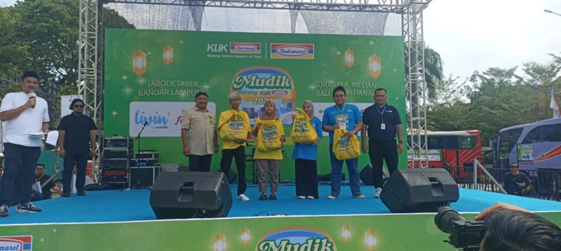 DIABADIKAN : Branch Manager Indomaret Medan Yonanta Kusuma diabadikan bersama pemudik dan tamu undangan di depan Bus program