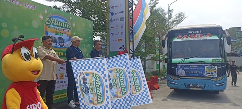 LEPAS : Branch Manager Indomaret Medan Yonanta Kusuma (tengah) saat melepas para pemudik program