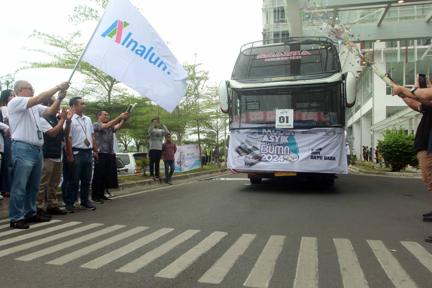 Direktur Human Capital Inalum Benny Wiwoho, Direktur Operasi Inalum Rainaldy Harahap dan Persatuan Wanita Inalum (Perwina) saat melepas rombongan mudik gratis BUMN bersama Inalum di depan Gedung Baru