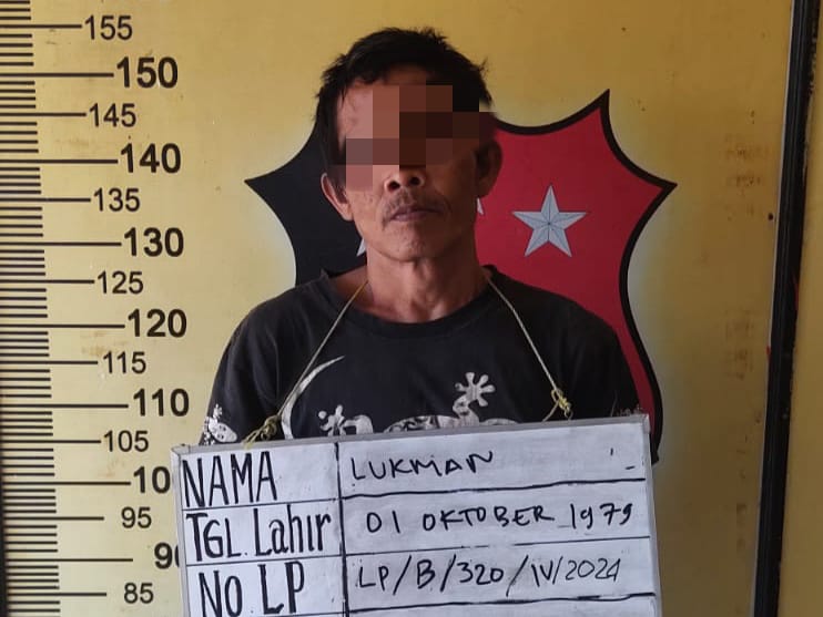 DIAMANKAN: Tersangka saat diamankan di Polsek Medan Labuhan.