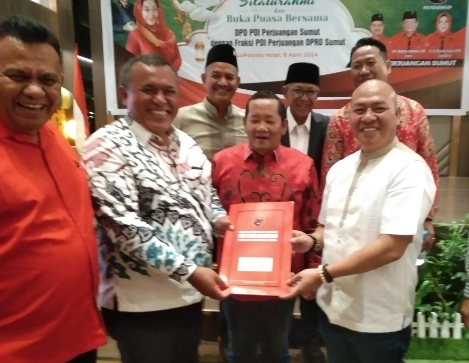 Nikson Nababan (kanan) menyerahkan berkas pendaftaran Cagubsu kepada Ketua DPD PDIP Sumut Rapidin Simbolon didampingi Sekretaris Sutarto, Ketua Bappilu Mangapul Purba, Wakil Ketua Aswan Jaya.