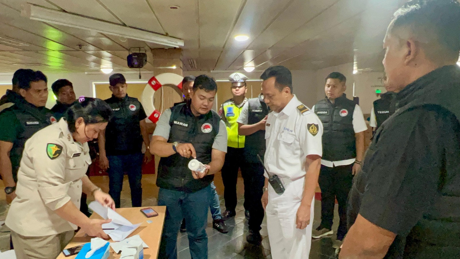 Periksa:  Satuan Narkoba Polres Pelabuhan Belawan melakukan pemeriksaan urine terhadap awak kapal KM Kelud dan supir bus. Kegiatan tersebut dilaksanakan dalam rangka Operasi Ketupat Toba 2024.
