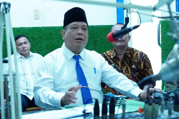 TALK SHOW: PJ Wali Kota Tebingtinggi Syarmadani didampingi beberapa OPD dalam talk show di radio terkait kesiapan menyambut hari Raya Idul Fitri 1445 hijriah.