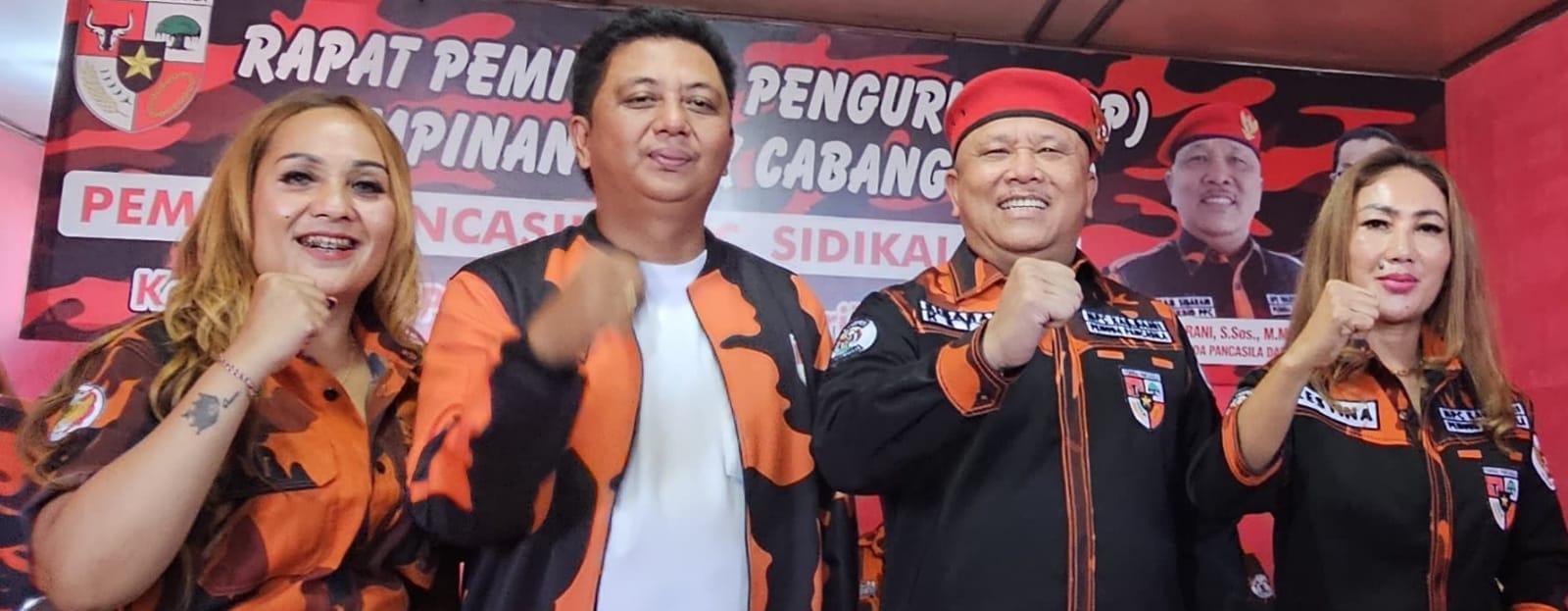 DIABADIKAN:  Ketua MPC PP Dairi, Sabam Sibarni didampingi istri, Lestina Sinaga dan Ketua PAC PP Kecamatan Sidikalang yang baru dilantik, Stefanus Leonardo Sihombing diabadikan usai pelantikan.