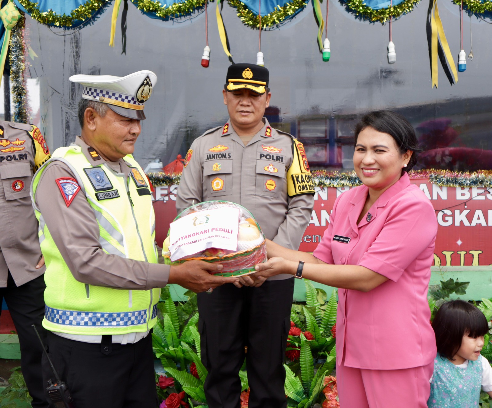 CEK:  Kapolres Pelabuhan Belawan, AKBP Janton Silaban, SH., SIK., MKP., bersama pengurus Bhayangkari yang dipimpin oleh Ibu Frisca Janton Silaban melakukan pengecekan ke Pos Pengamanan dan Pos Terpadu