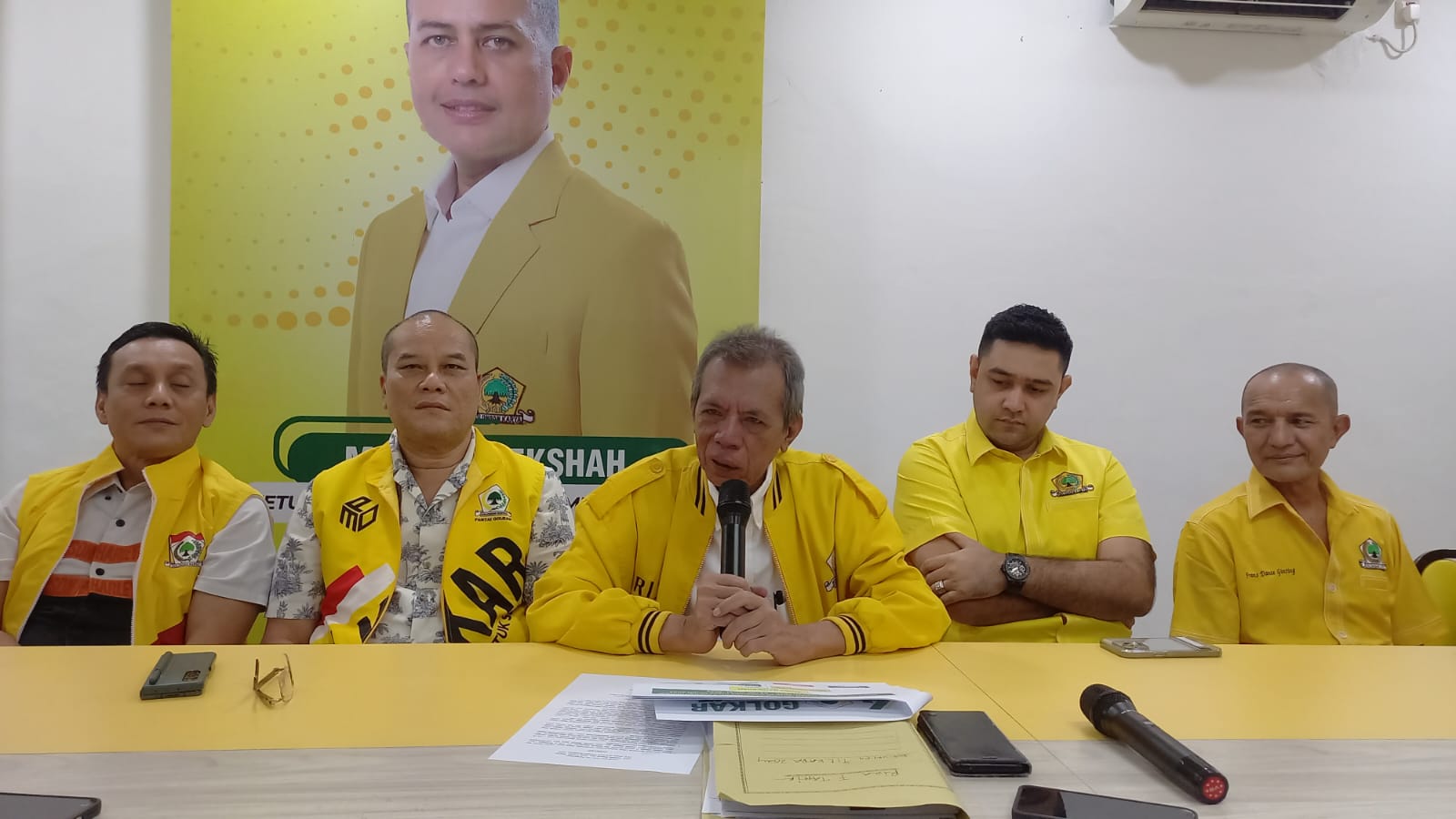 TEMU PERS: Ketua Tim Penjaringan Calon Kepala Daerah DPD Golkar Sumut, Riza Fachrumi Tahir, saat memberikan keterangan pers, di Kantor DPD Golkar Sumut.(BAGUS SYAHPUTRA/SUMUT POS)