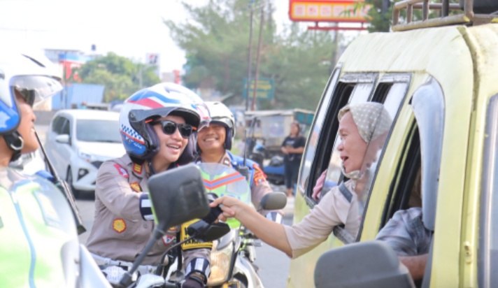 SAMBANGI: Kasat Lantas Polres Tebingtinggi AKP Agnis Juwita ketika menyambangi para pemudik yang melintasi Kota Tebingtinggi agar tetap berhati-hati.