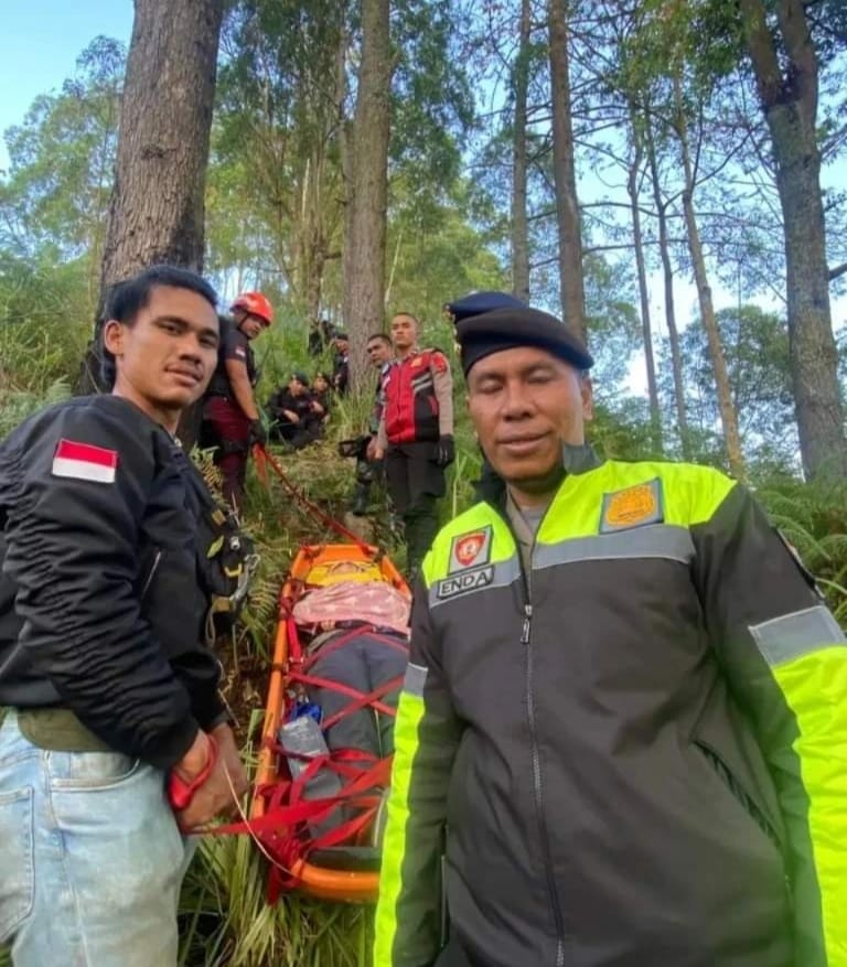 EVAKUASI: Petugas Polri dan TNI mengevaluasi turis asal Prancis yang dibuang di  dasar jurang Tongging, Karo.