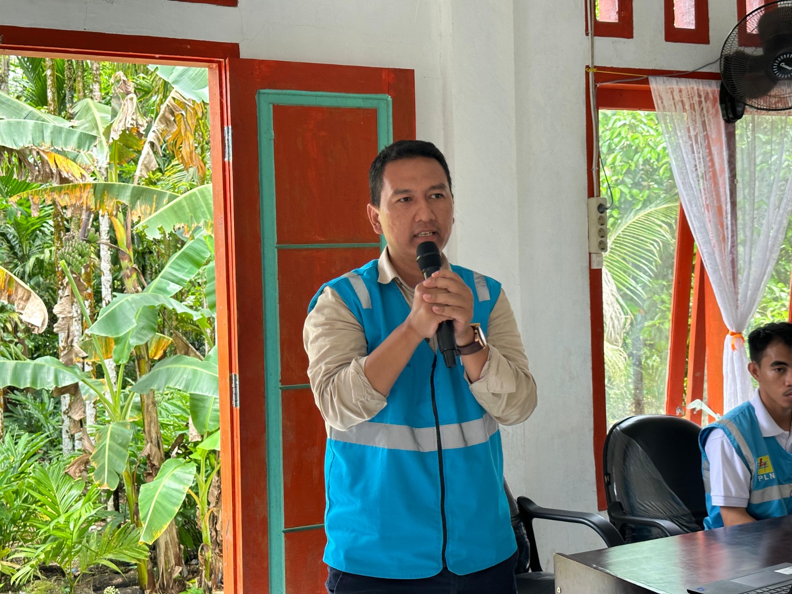 Team Leader K3 PLN UP3 Nias, Arif Setiadi sedang memaparkan materi sosialisasi dan edukasi bahaya listrik di Desa Banua Sibohou II, Kecamatan Alasa, Kabupaten Nias Utara (6/4).
