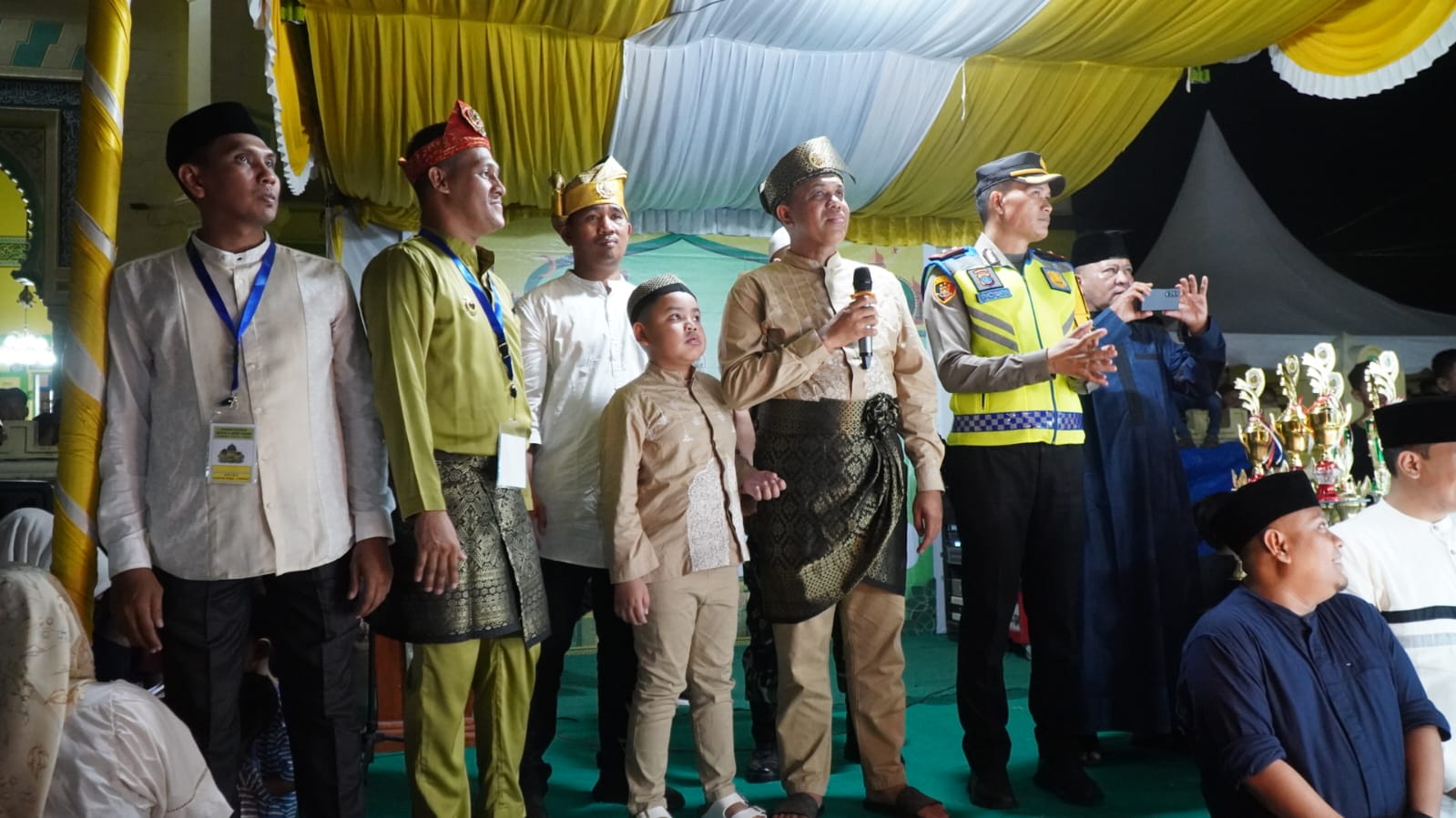 Diskominfo Langkat/Sumut Pos LEPAS: Pj Bupati Langkat, H M Faisal Hasrimy saat melepas festival beduk di Masjid Azizi Tanjungpura.