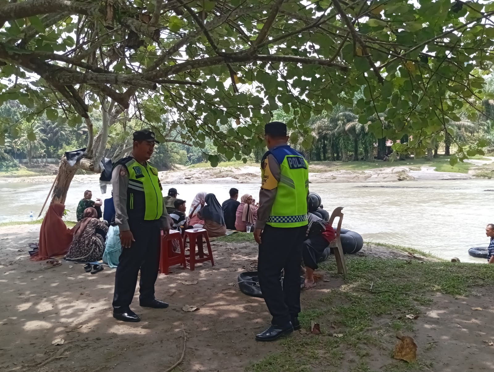 PANTAU: Personil Polsek Sipispis Polres Tebingtinggi melakukan pemantauan kepada pengunjung dan wisatawan di lokasi wisata Pemandian Batu Nongol di Kecamatan Sipispis.