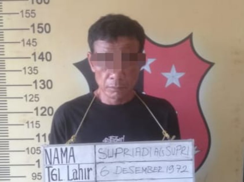 DIAMANKAN:  Supriadi bersama barang bukti diamankan di Polsek Labuhan,  Jumat, (12/04/2024).