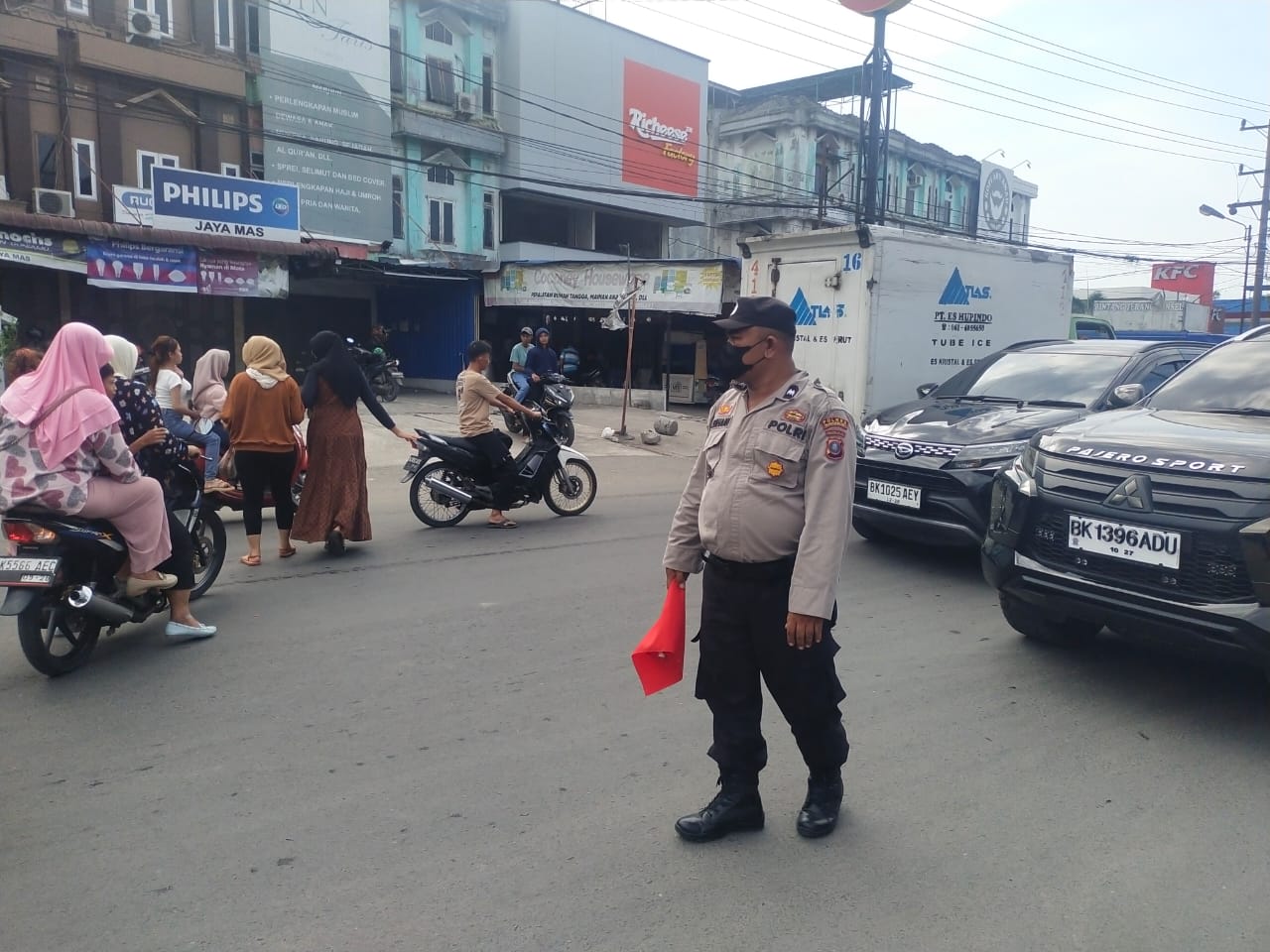 PATROLI:  Dalam rangka pelaksanaan Operasi Ketupat Toba 2024,  personel Satuan Lalulintas Polres Pelabuhan Belawan melaksanakan patroli dan pengaturan lalulintas dan Live Report situasi arus lalulinta