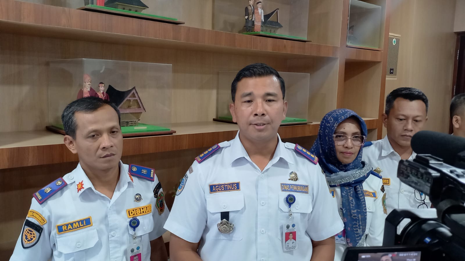 KETERANGAN: Kepala Dishub Sumut, Agustinus, saat menyampaikan keterangan. (Bagus Syahputra/Sumut Pos)