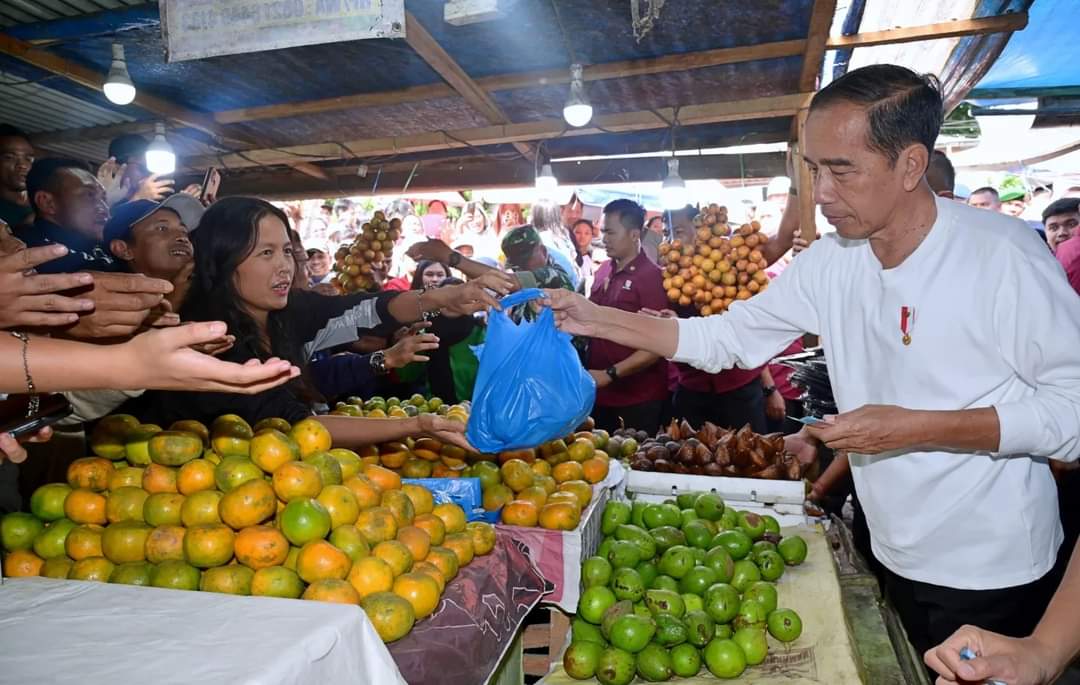 BELANJA: Presiden Jokowi saat belanja di Pusat Pasar Buah Berastagi.