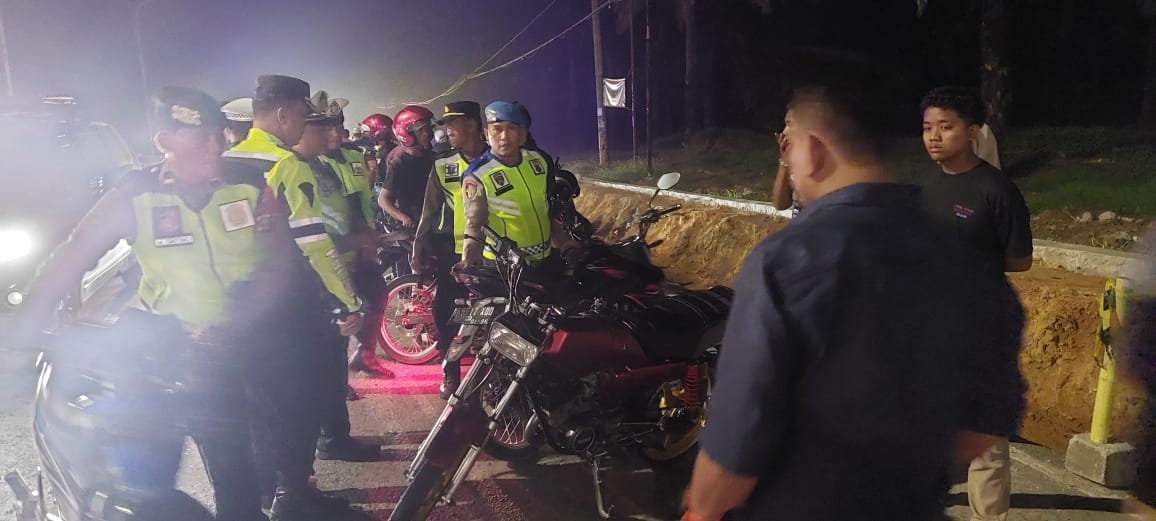 RAZIA : Polres Sergai saat gelar razia gabungan depan pintu Tol Teluk Mengkudu . ( Humas Polres Sergai )