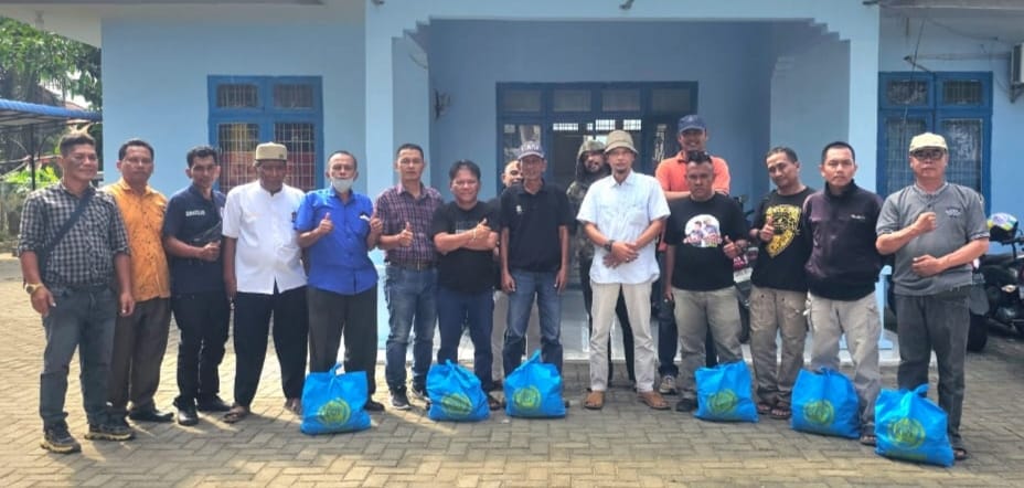 BERSAMA: Pengurus dan anggota PWI Langkat diabadikan bersama, usai Rapat Pembentukan Panitia Family Gathering PWI Sumut. (PWI Langkat/Sumut Pos)