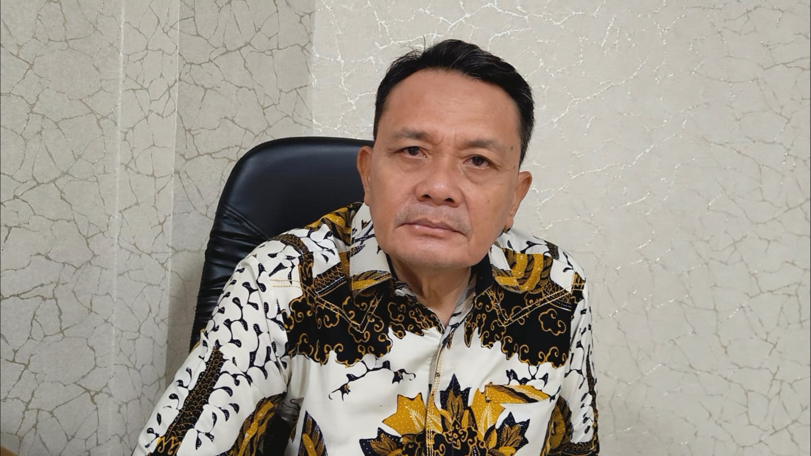 WAWANCARA: Ketua DPRD Binjai periode 2019-2024, H Noor Sri Syah Alam Putra, yang karib disapa Kires, saat diwawancarai wartawan. (Teddy Akbari/Sumut Pos)