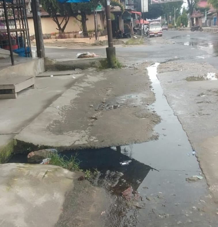 TUMPAT: Parit di Jalan Dairi, Kelurahan Kota, Kecamatan Sidikalang, Kabupaten Dairi, tumpat hingga menyebabkan badan jalan tergenang air,  Selasa (16/4/2024).RUDY SITANGGANG.