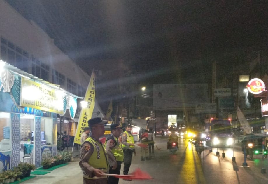 ATUR LALIN: Personel Polres Labusel melakukan pengaturan arus lalu lintas. Sumut Pos/Dokumen Pribadi