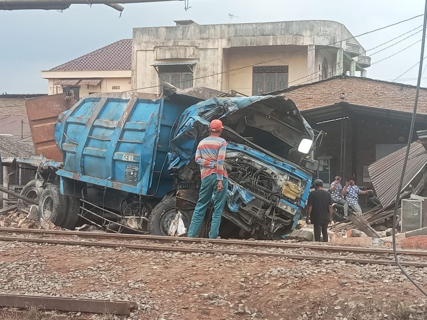RINGSEK: Truk pengangkut pupuk penerobos perlintasan kereta api, ringsek beberapa waktu yang lalu.