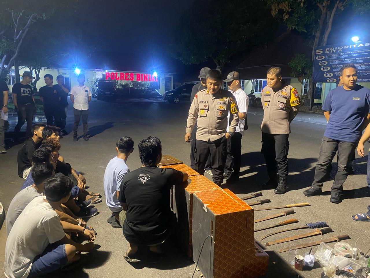 MELIHAT: Kapolres Binjai, AKBP Rio Alexander Panelewen saat melihat hasil GKN yang dilakukan jajaran Satreskoba.Humas Polres Binjai/Sumut Pos.