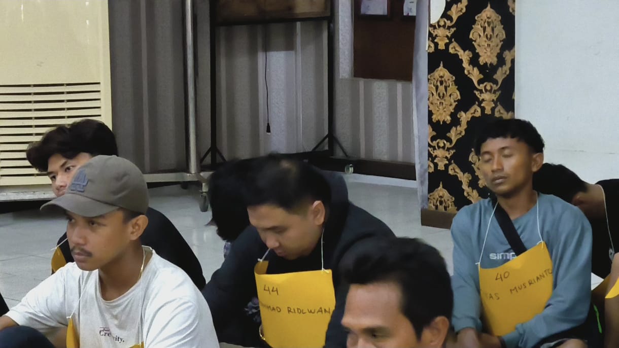 RUQIAH: Kabid SD Disdik Langkat, Muhammad Ridwan (tengah pakai sweater) saat diruqyah di Aula Mapolres Binjai.Teddy Akbari/Sumut Pos .