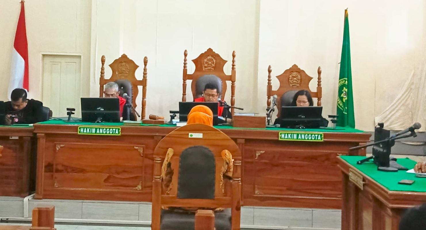 PUTUSAN: Mantan Kepala MAN Binjai, Evi Zulinda Purba menjalani sidang putusan di Pengadilan Tipikor Medan, Kamis (18/4).