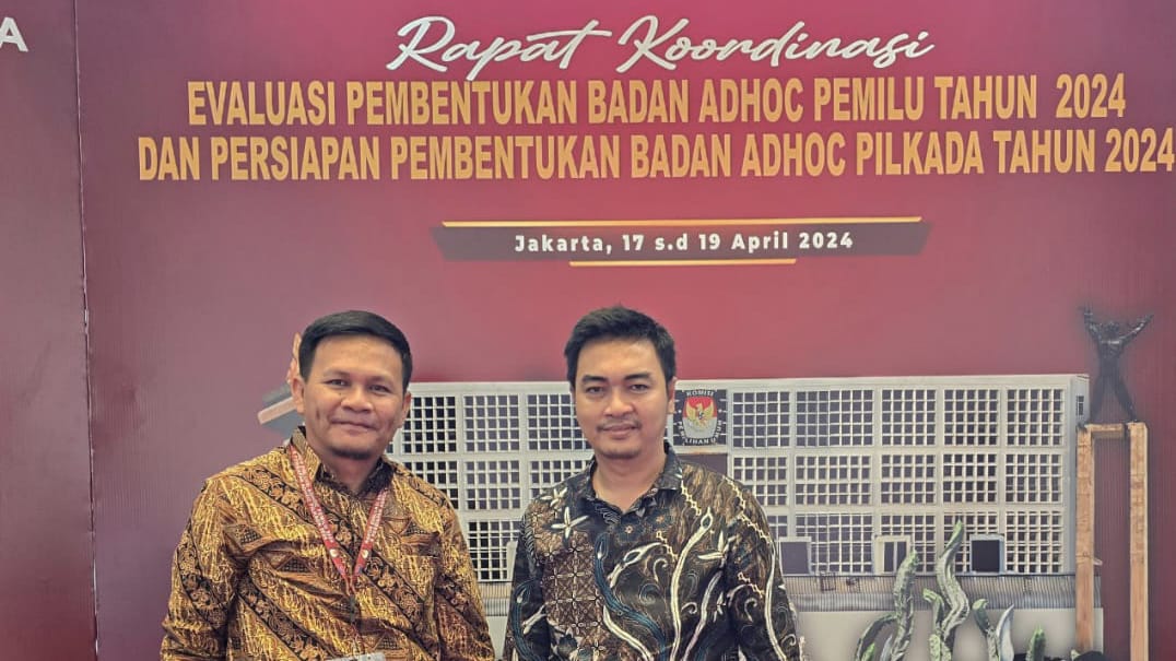 RAKOOR: Anggota KPU Sumut, Robby Effendi (kiri) saat mengikuti rakoor di Jakarta