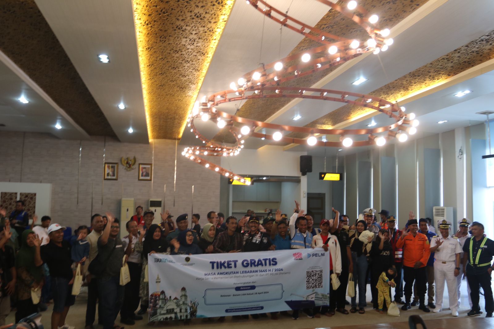 PELEPASAN: Pelindo Regional 1 Cabang Belawan bersama stakeholder di lingkungan Pelabuhan Belawan menggelar ceremonial bersama pelepasan pemudik gratis arus balik penumpang kapal KM. Kelud