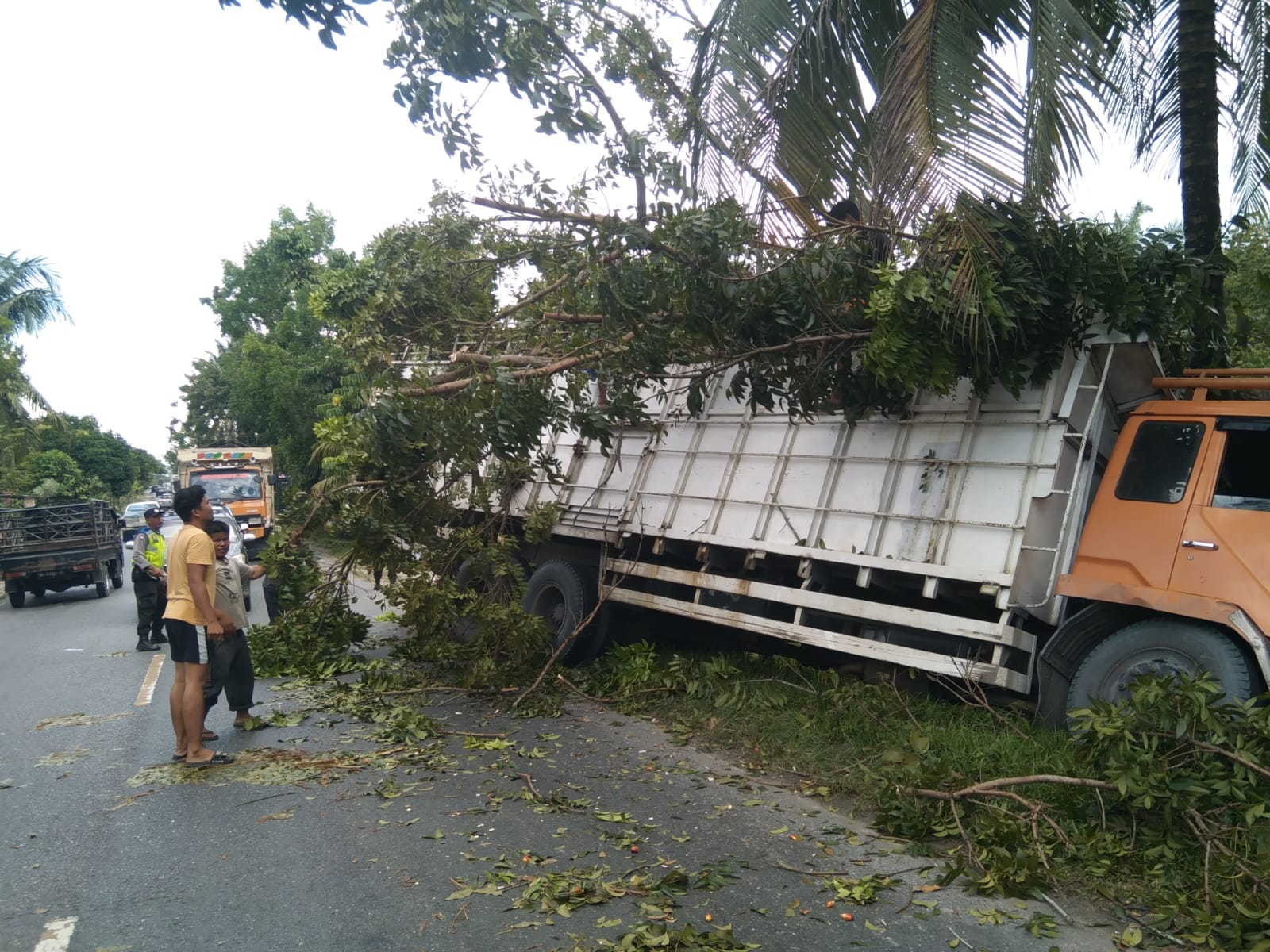 CEK LOKASI: Personel Pos Yan 3 Kampung Pajak Polres Labuhanbatu cek lokasi truk yang masuk ke parit karena sopirnya mengantuk.