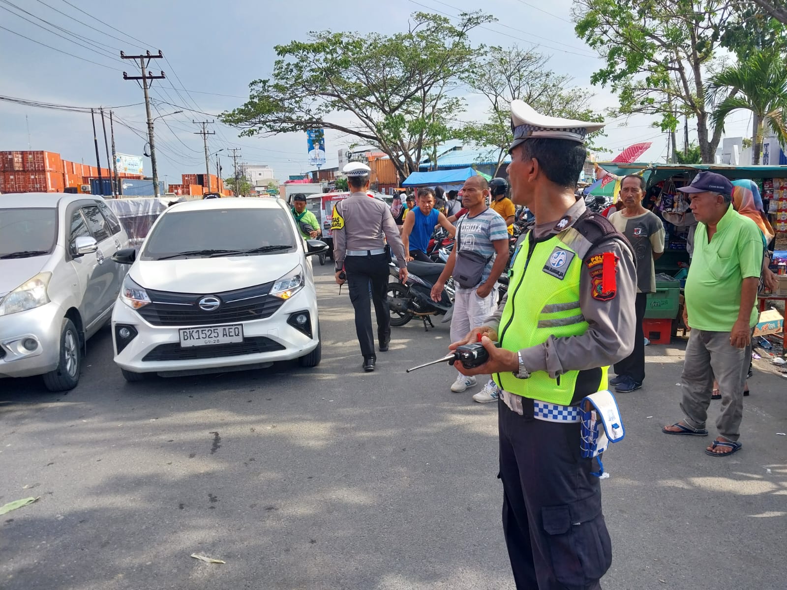 PENGAMANAN: Polres Pelabuhan Belawan melakukan pengamanan arus balik Lebaran 2024 di Dermaga Bandar Deli, Pelabuhan Belawan pada Kamis, (18/04/2024).