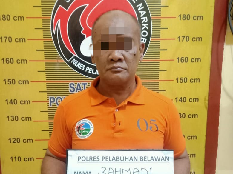 DIAMANKAN: Tersangka  saat diamankan di Polres Pelabuhan Belawan.