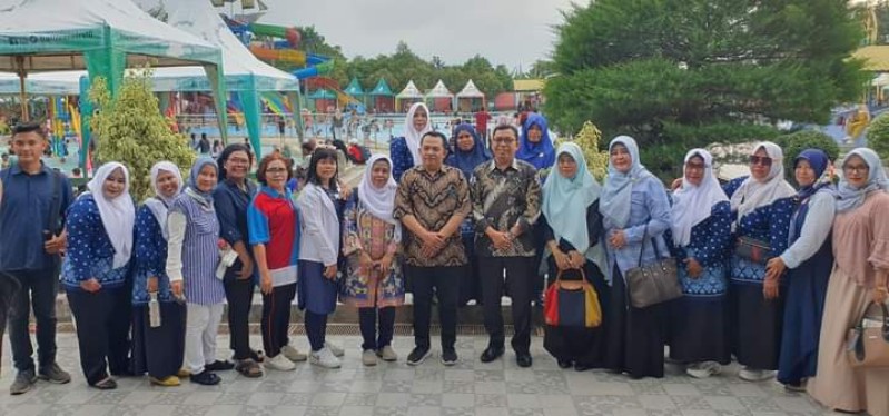 Dirut BUMD Deli Serdang PT Bhineka Perkasa Jaya Taufik Ismail MT bersama Ketua Himpaudi DS Arie Dwi Ningsih MPd dan para pengurus Himpaudi kecamatan