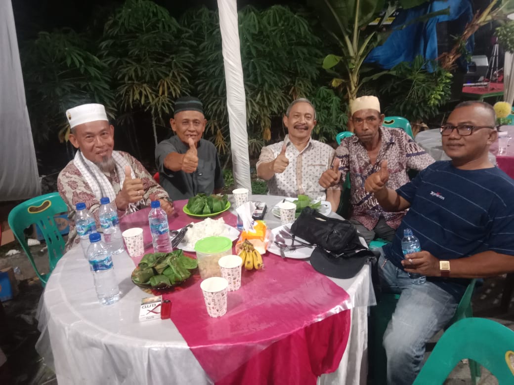 Mantan Bupati Batubara H OK Arya Zulkarnain,SH, MM saat hadiri undangan pesta khitanan dua putra pengacara asal Batubara Helmi Syah Damanik, SH, MH, di Desa Empat Negeri