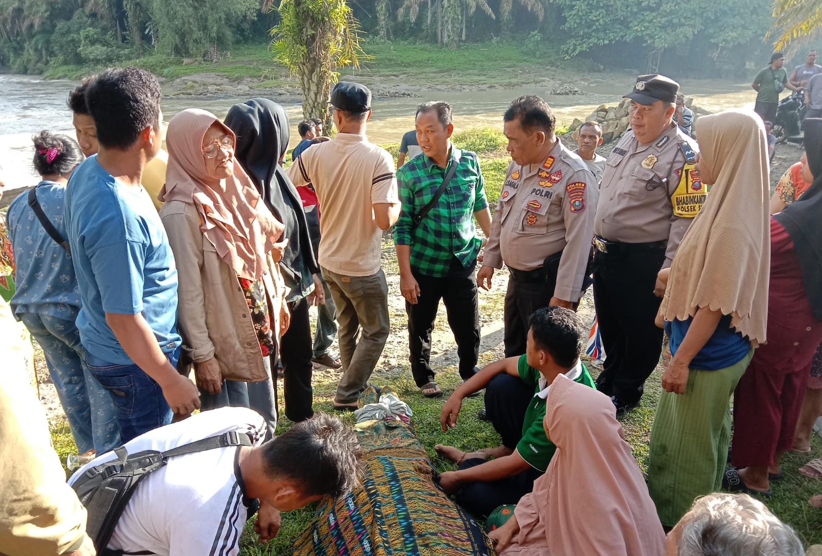 EVAKUASI: Personel kepolisian Polsek Sipispis Polres Tebingtinggi bersama masyarakat melakukan evakuasi penemuan mayat di aliran Sungai Bah Bolon.